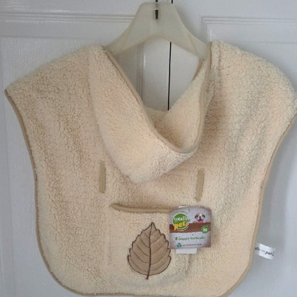 TOTALLY MY PET Hooded Doggie Bathrobe Cream Sherpa with Leaf Design Medium NWT - Picture 2 of 16